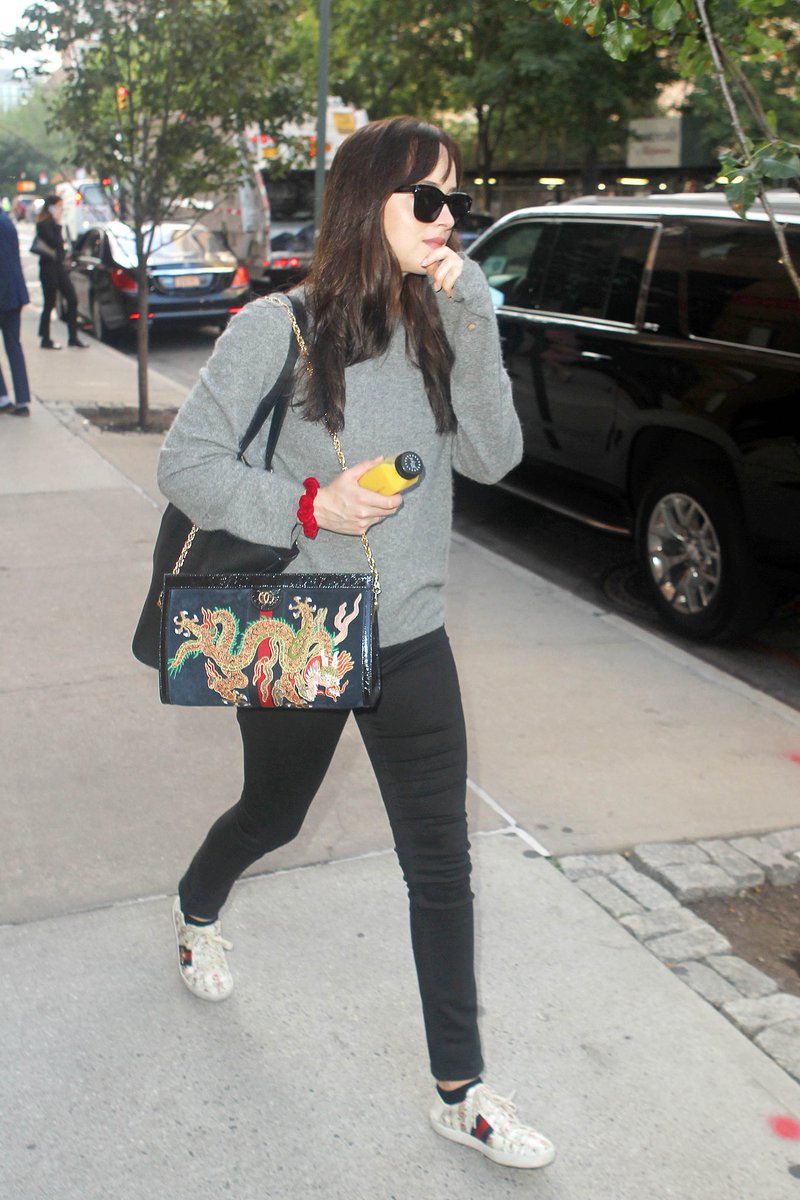 nurplj's tweet photo. Dakota y su brillante forma de combinar sus zapatillas Gucci para crear looks llenos de estilo, elegancia y clase😍Ella siempre creando tendencias y luciendo perfecta 😘 REINA 👑 #DakotaJohnson  #MuseGucci https://t.co/L0GQgDQGOH