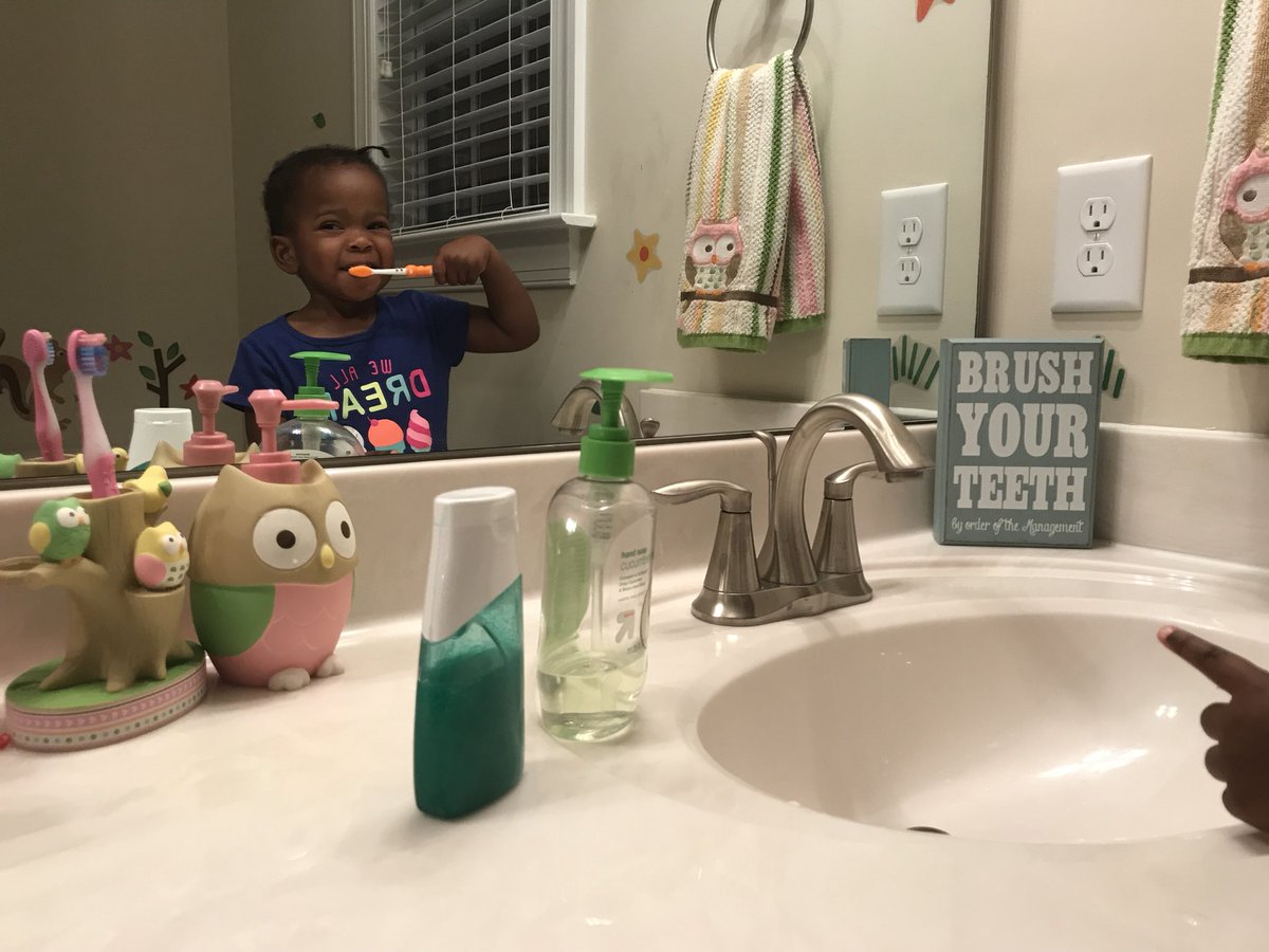 dmdlifestyle's tweet image. Here’s the problem with the toothpaste and soap being green... the 2yr old voluntarily accidentally brushes her mouth out with soap. 😝😛 #bedtimeproblems #dadlife