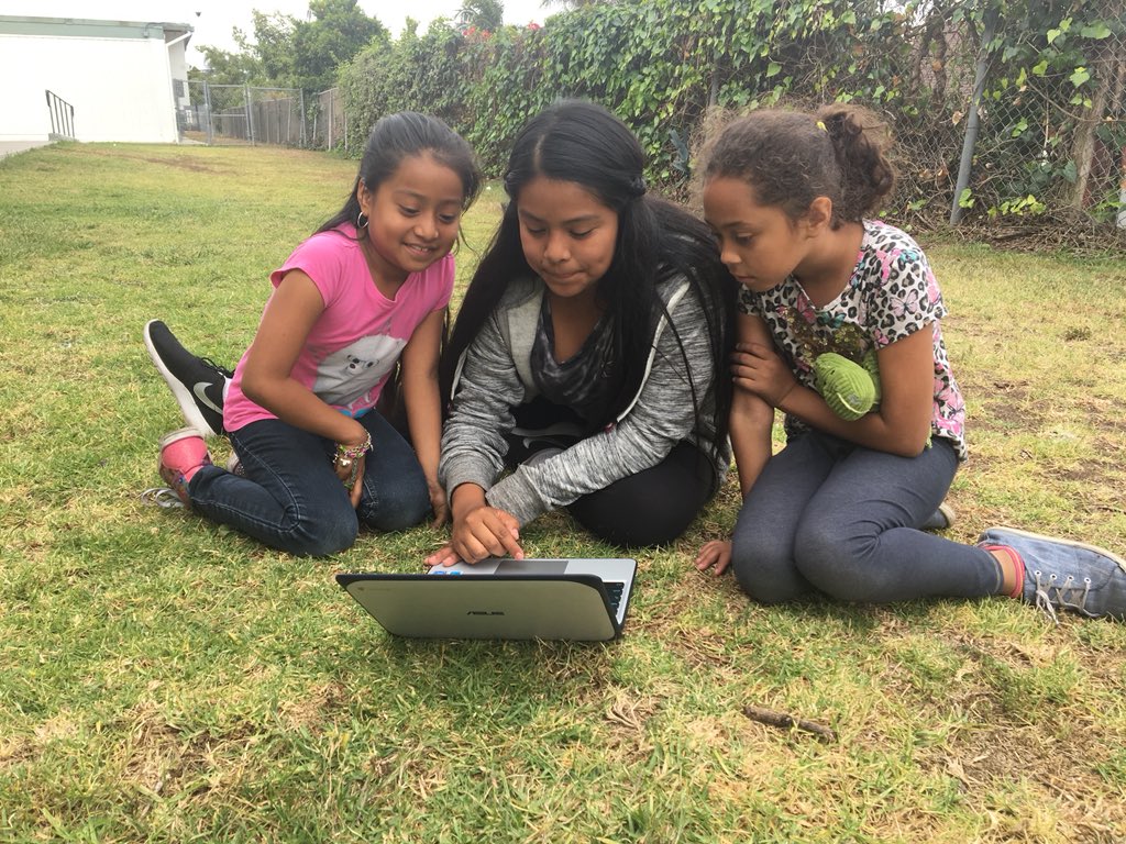 Los estudiantes de sexto grado compartieron sus libros que hicieron en #writereader <a href="/ADES_SMUSD/">Alvin Dunn School</a>