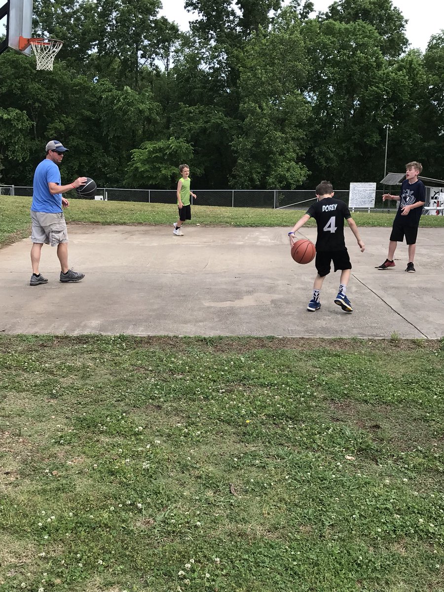 CityHeightsElem's tweet photo. Thanks so much to a couple of awesome 4th grade camp counselors @VBPD400 and @jkevinbell https://t.co/1qClWh4OBj