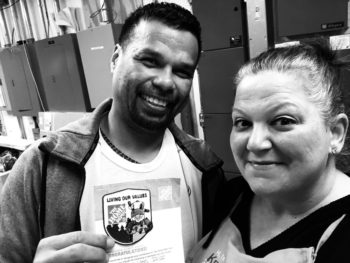 KerreLeland's tweet photo. This is my friend Chris!!!! Chris is The Packdown King!!!  Lumber has never looked better!!!!  Thank you Chris for all your hard work!!! @NicksTeam2562 @Robby2562 @stephgrodsky https://t.co/MCg6THyU3Y