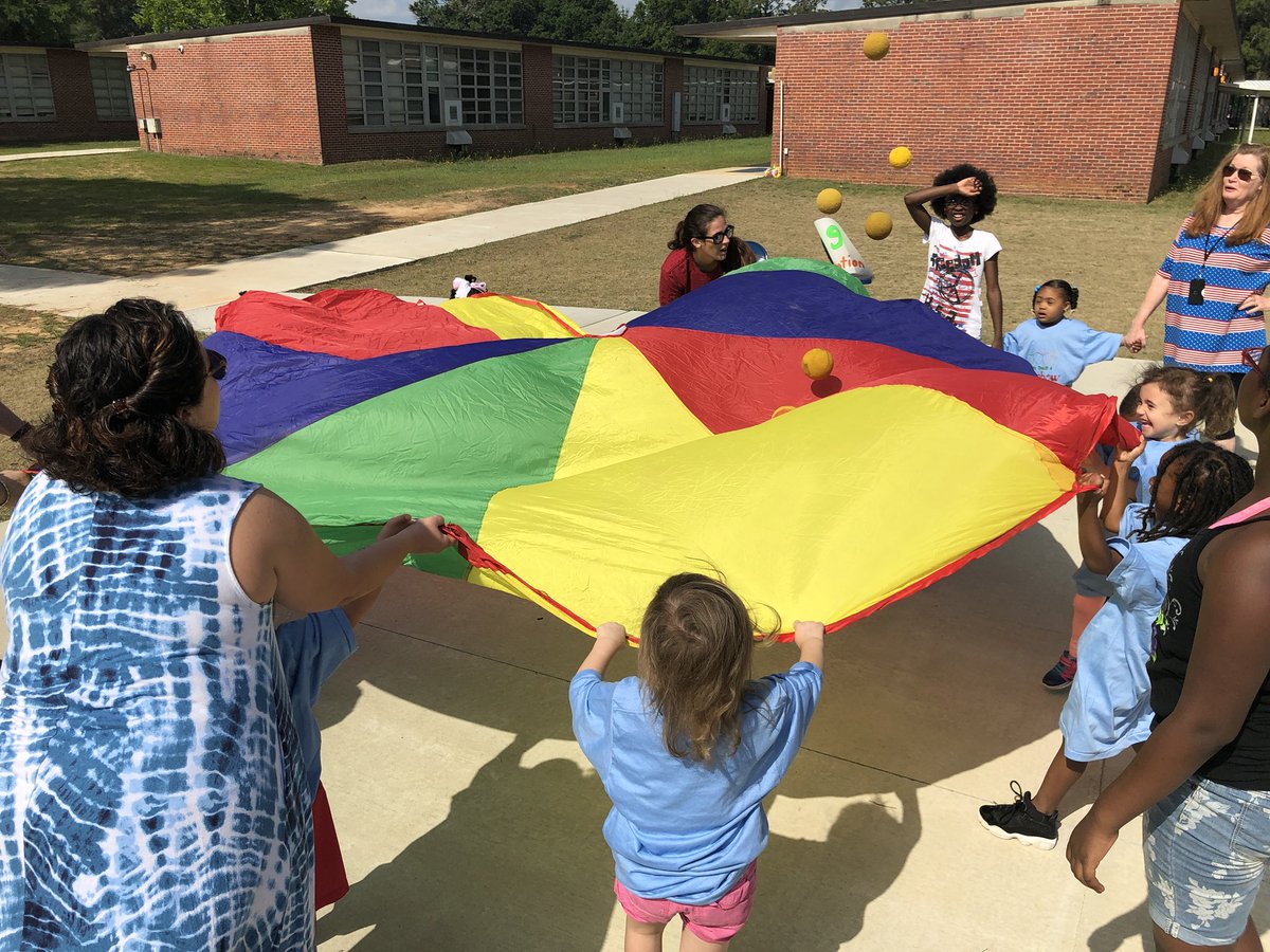 ojsemmeselem's tweet photo. Check out our FB page for all 💯 pictures  of an awesome field day! Great job to everyone who helped make it a roaring success! 
#OJSDolphinsRock 💙🐬 https://t.co/gMKktv4HlM