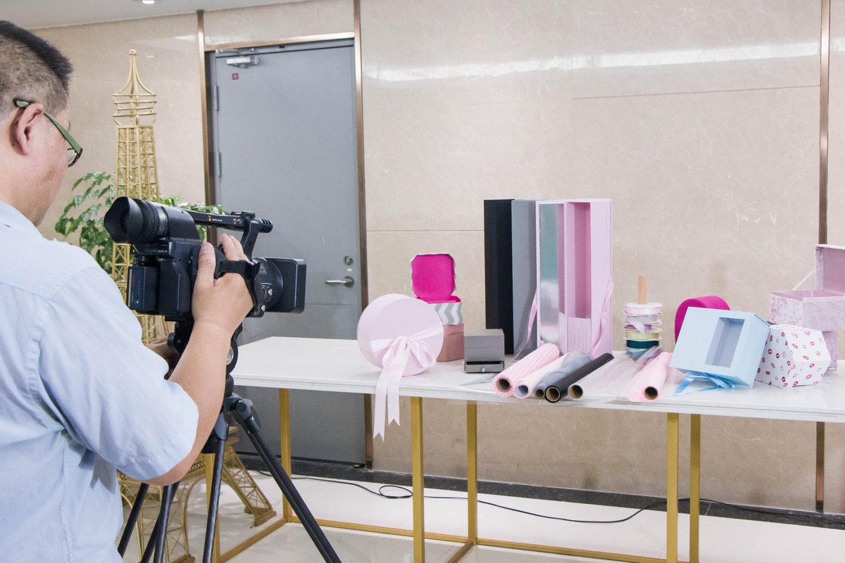 qmisslin's tweet photo. The most luxurious and romantic rose boxes in the world. #squareflowerbox #roundbox #boxwithlip #satinbox #luxurybox #retangleflowerbox #flowers #floral #ribbon #pink #black #grey #wrappingpaper #wrappinggift #transparentpaper #flowerwrappingpaper #factory #wholesale #brand https://t.co/uwuzJjJXJe
