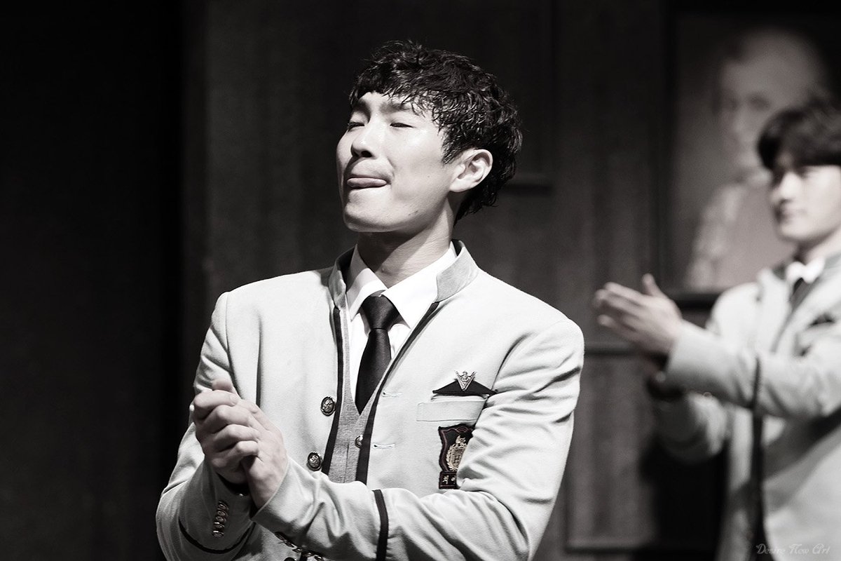 qmffnek0's tweet image. 180517 연극 #B_Class 커튼콜 사진

치아키 #김대현