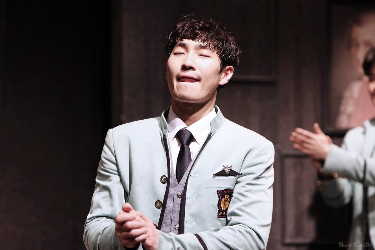 qmffnek0's tweet image. 180517 연극 #B_Class 커튼콜 사진

치아키 #김대현