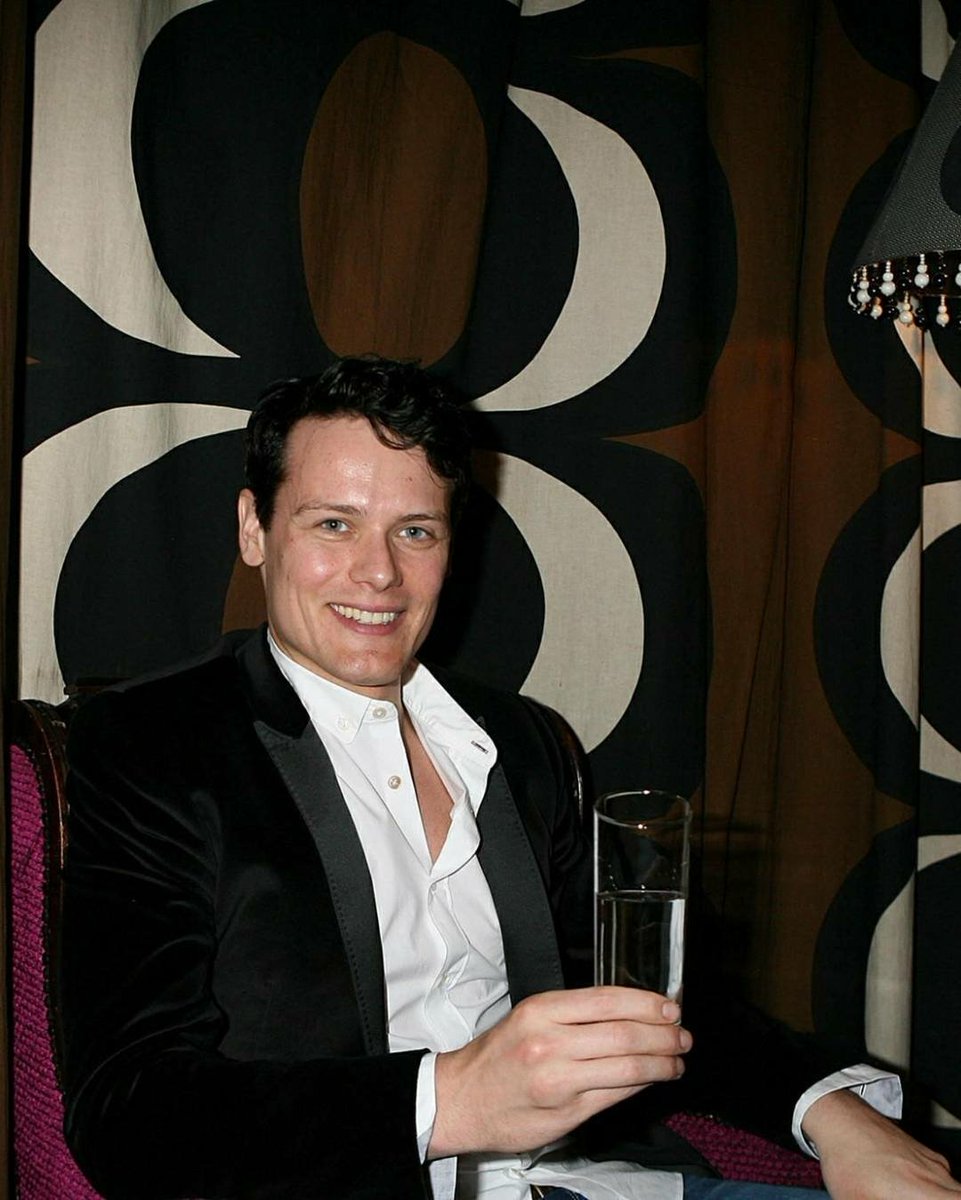 barbaramills1's tweet photo. Sam before he was Jamie 
#SamHeughan 
#SamFocusFriday 
#LoveForSam 
#Samsmile 
#beforeSamwasJamie
#BatmanLiveHair

Lookin good @SamHeughan https://t.co/f1Ckz0ZxRM