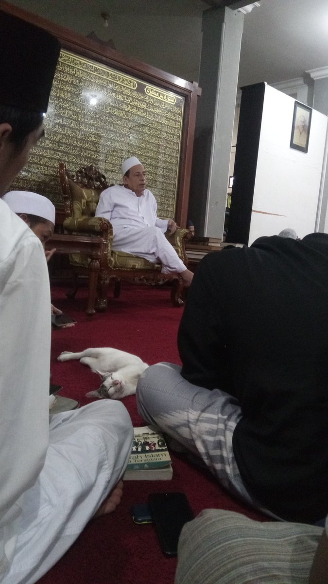 kepustakaan's tweet photo. Pagi yang istimewa, di ndalem Maulana @HabibluthfiYahy . Yuk, merapat :) :) https://t.co/1CnLeGDfvh