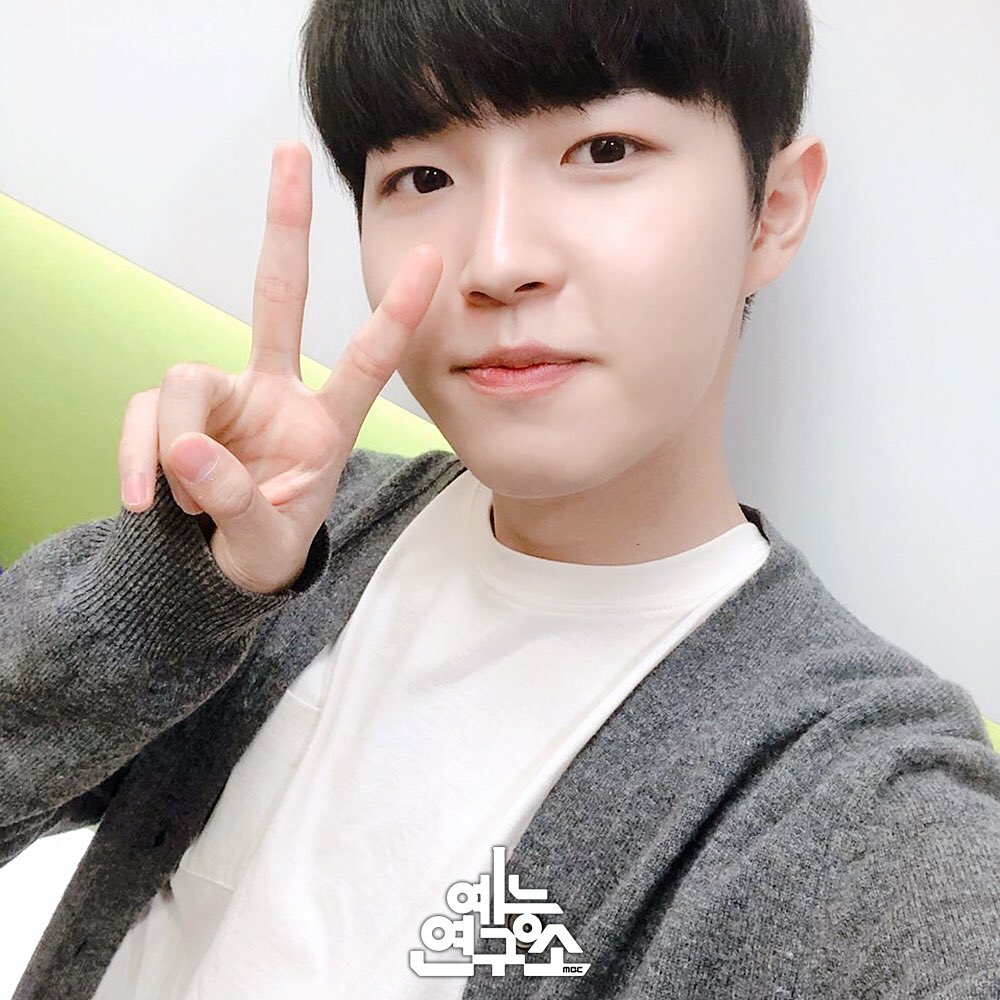 MBC_entertain's tweet photo. 순얼방음님이 뜻큐에 오셨다구요😭
음악의 아들 째니와 음악퀴즈 함께해~🎤
#워너원 #재환 @WannaOne_twt
#뜻밖의Q 오늘 저녁 6시 25분! https://t.co/XiEo5KN61v