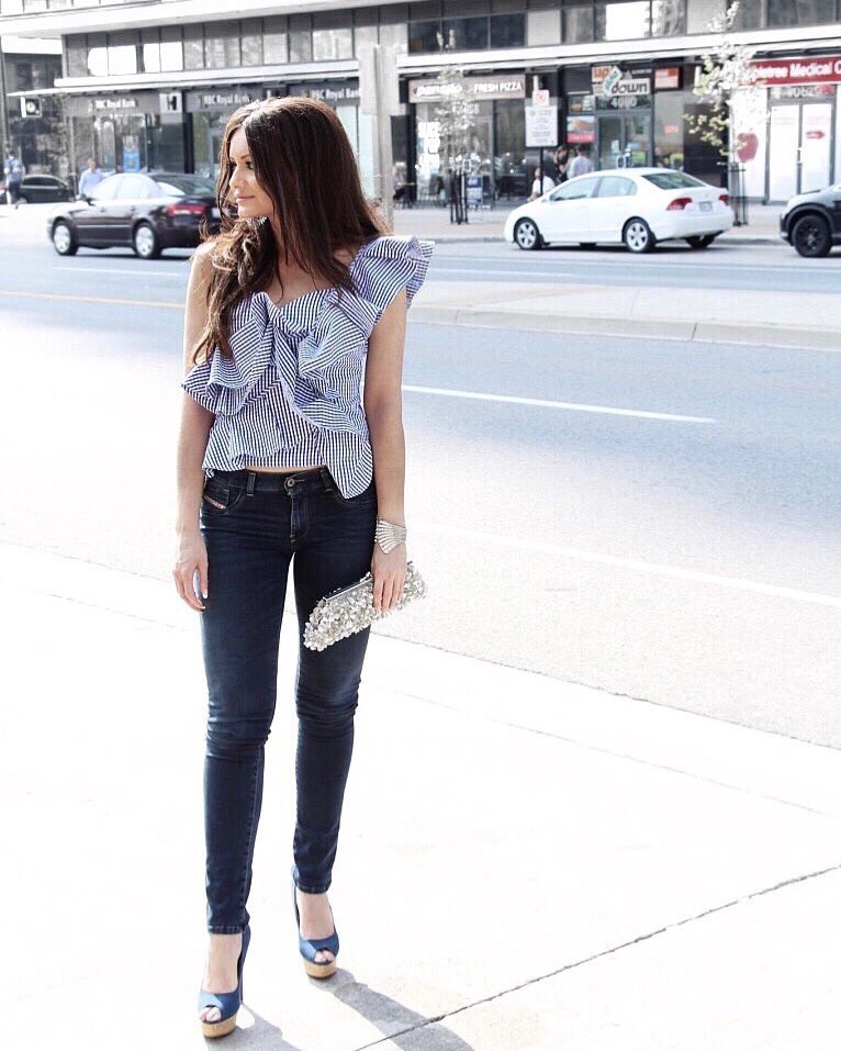 helena_marz's tweet photo. I just can't get enough of this gingham top💙
.
Shop my daily looks by following me on the https://t.co/QxfN5Z1t8w app https://t.co/HamXs4KL0I @liketoknow.it #liketkit #LTKunder100 #LTKstyletip #LTKsalealert #GinghamTop #RuffleDetails #DailyLooks #TorontoBlogger https://t.co/6Fm97Yffrk