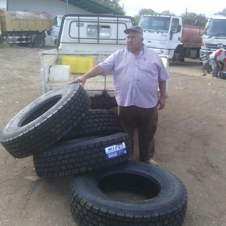 mrobertiz07's tweet photo. Gracias a las gestiones del alcalde bolivariano Felipe Romero camiones cisternas se pondrían operativos  gracias a la entregas de neumáticos https://t.co/0IUiKzpg2Q