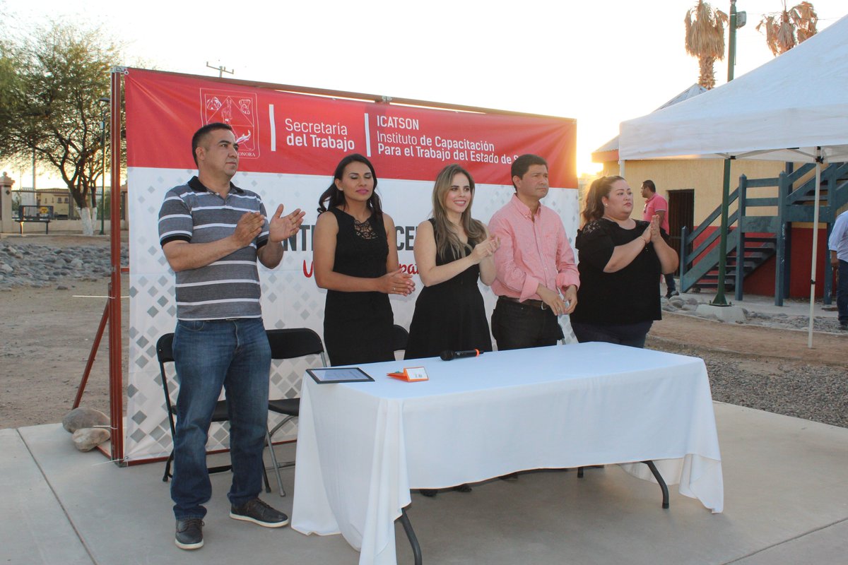 IcatsonS's tweet photo. Entrega @IcatsonS certificados a personas que se capacitaron en Corte de cabello y Mantenimiento de aires acondicionados en su modalidad de cursos rápidos #ImaginaCambiarTuVida inscripciones abiertas a partir del 28/Mayo https://t.co/HcDcpRyh6w