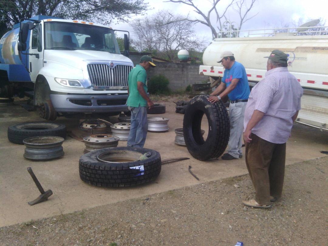 mrobertiz07's tweet photo. Gracias a las gestiones del alcalde bolivariano Felipe Romero camiones cisternas se pondrían operativos  gracias a la entregas de neumáticos https://t.co/0IUiKzpg2Q