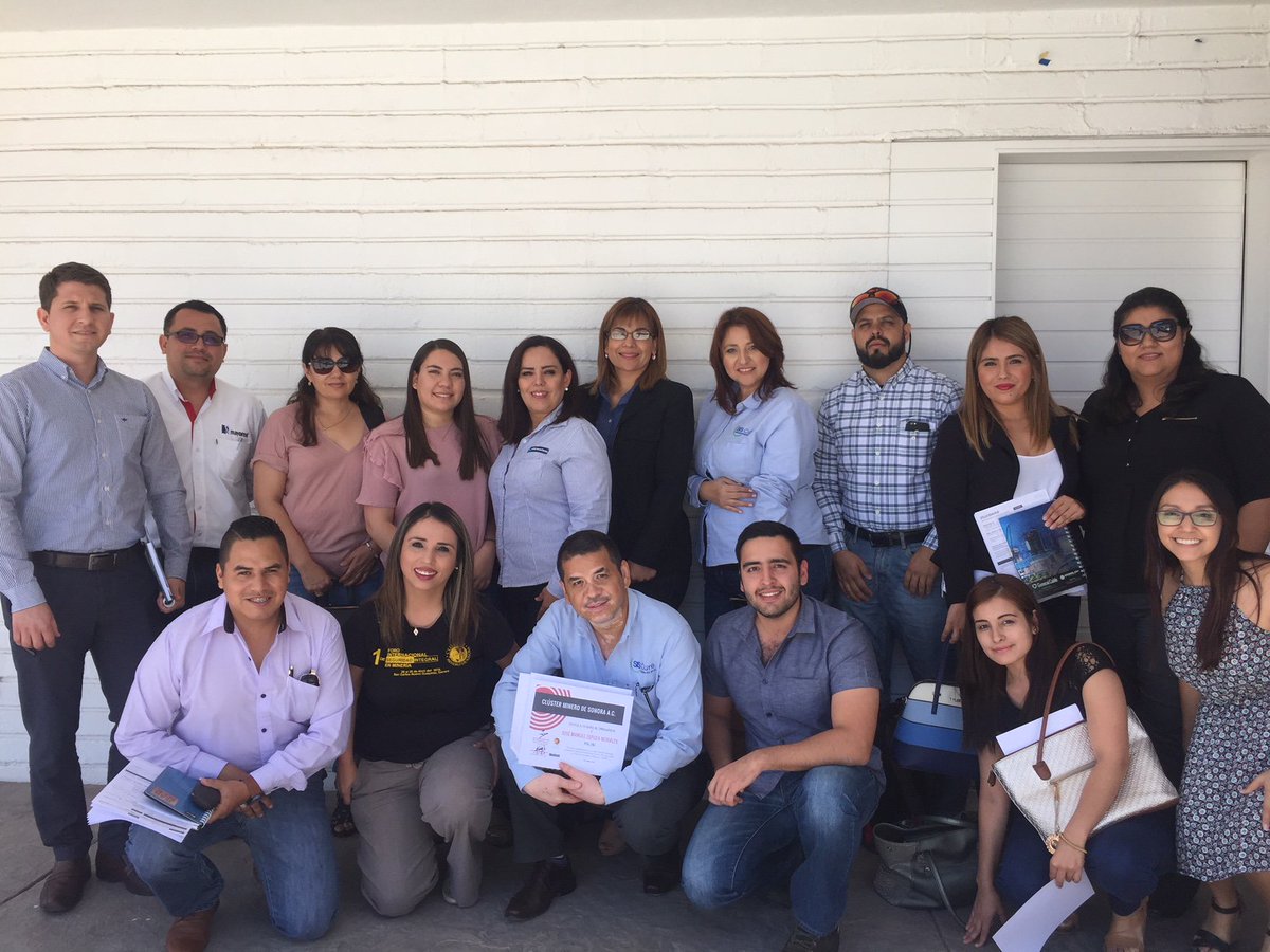 ClusterDeSonora's tweet photo. En el curso Finanzas Personales impartido por @eideconsultoria nuestros socios de minas y empresas proveedoras aprendieron a jugar Cash Flow, un juego educativo desarrollado por Robert Kiyosaki para mostrar cómo tomar mejores decisiones financieras. #PorElOrgulloDeSerDeEstaTierra https://t.co/aOLRM2ADJL
