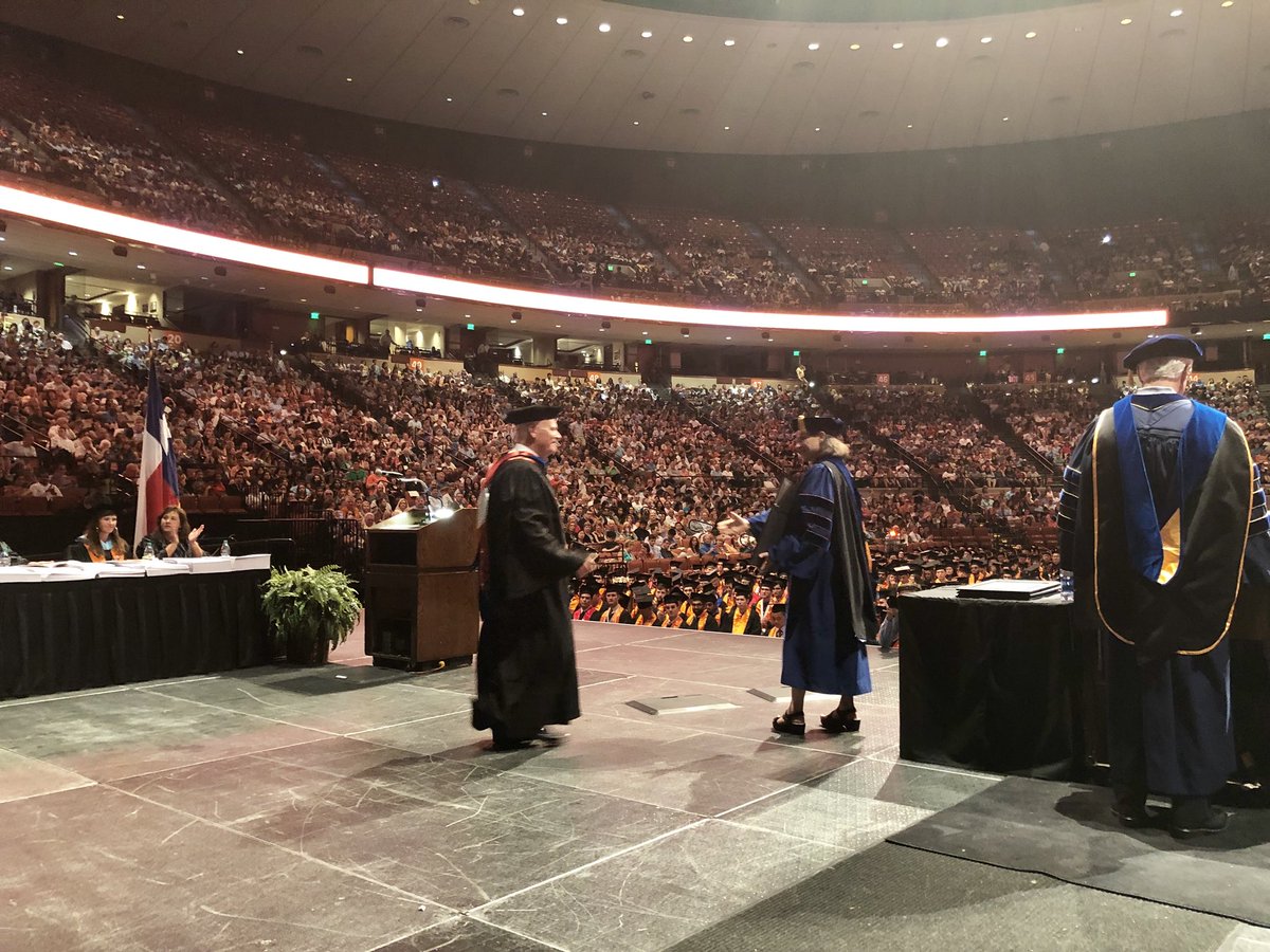 DrSakiyama's tweet image. Congratulations to @UTBiomedical  alum Casey Fox and all the 2018 Distinguished Engineering Graduates of @CockrellSchool #cockrellgrad18