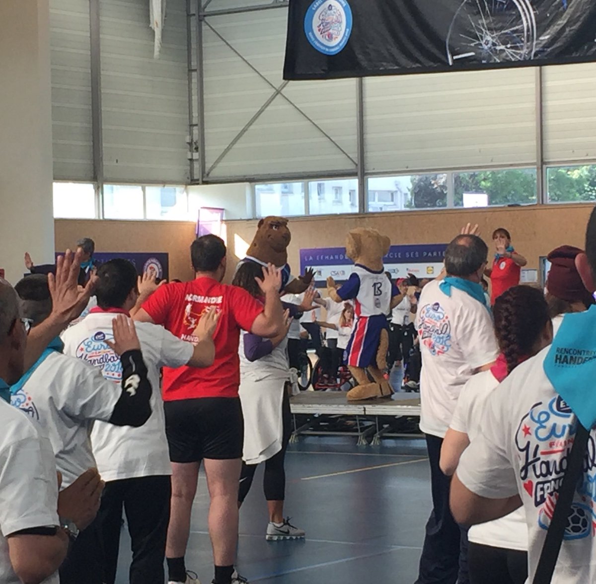 s_renouf's tweet photo. Les 10e #RNH sont lancées au @villeKB 👍 elles seront #Handballissime avec pour débuter un échauffement #Handfit avec Rok et Koolette 👏 https://t.co/9Mzj5nXu0O