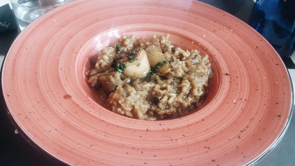 En The Eating Place hacemos una visita a <a href="/TxirimiriMadrid/">Txirimiri</a>, un local ideal para disfrutar en compañía de amigos o con tu pareja de un ambiente joven y dinámico. Precios muy competitivos y platos generosos. Perfecto para tapeo y raciones. buff.ly/2rW85d5