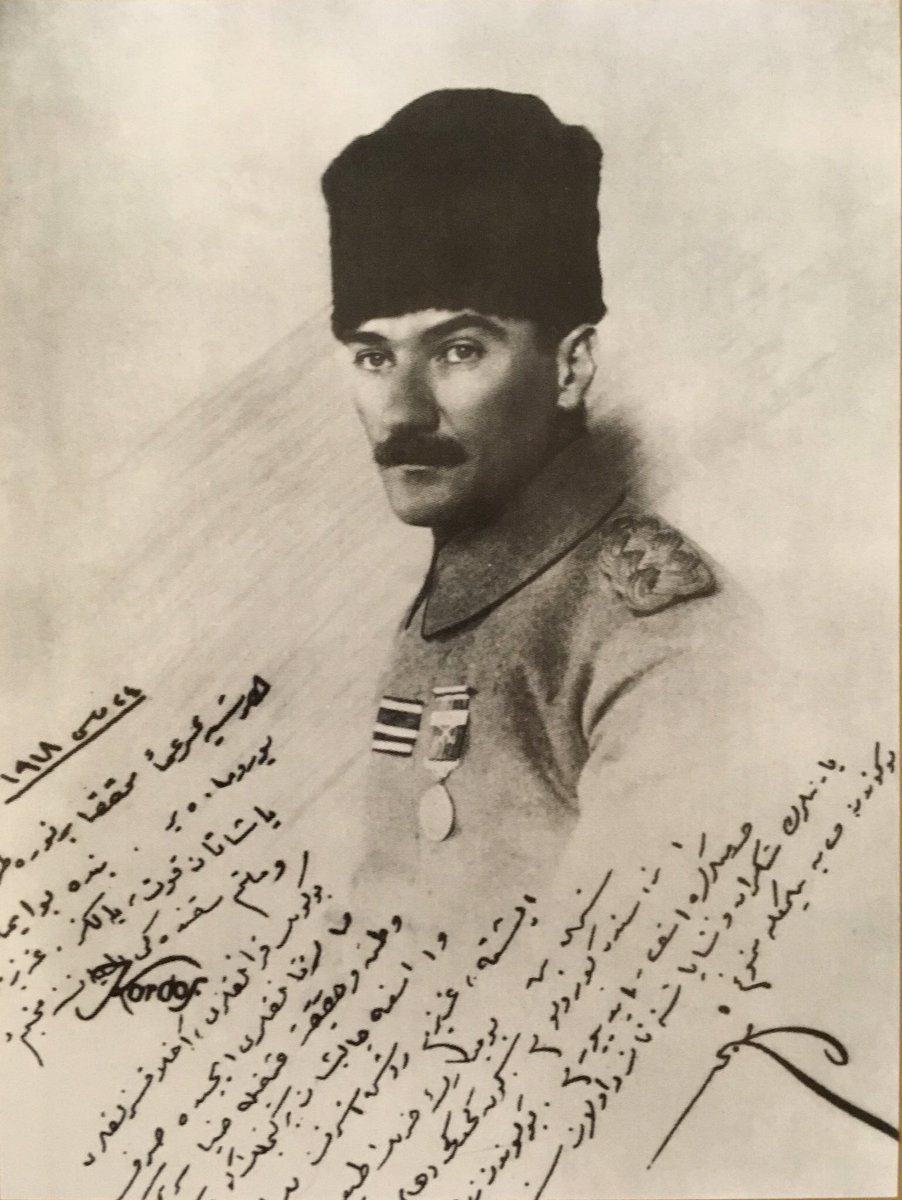 “Bende bu imanı yaşatan kuvvet, yalnız aziz memleket ve milletim hakkındaki payansız muhabbetim değil, bugünün karanlıkları, ahlaksızlıkları, şarlatanları içinde sırf vatan ve hakikat aşkıyla ışık serpmeye ve aramaya çalışan bir gençlik gördüğümdür.” #19Mayıs1919