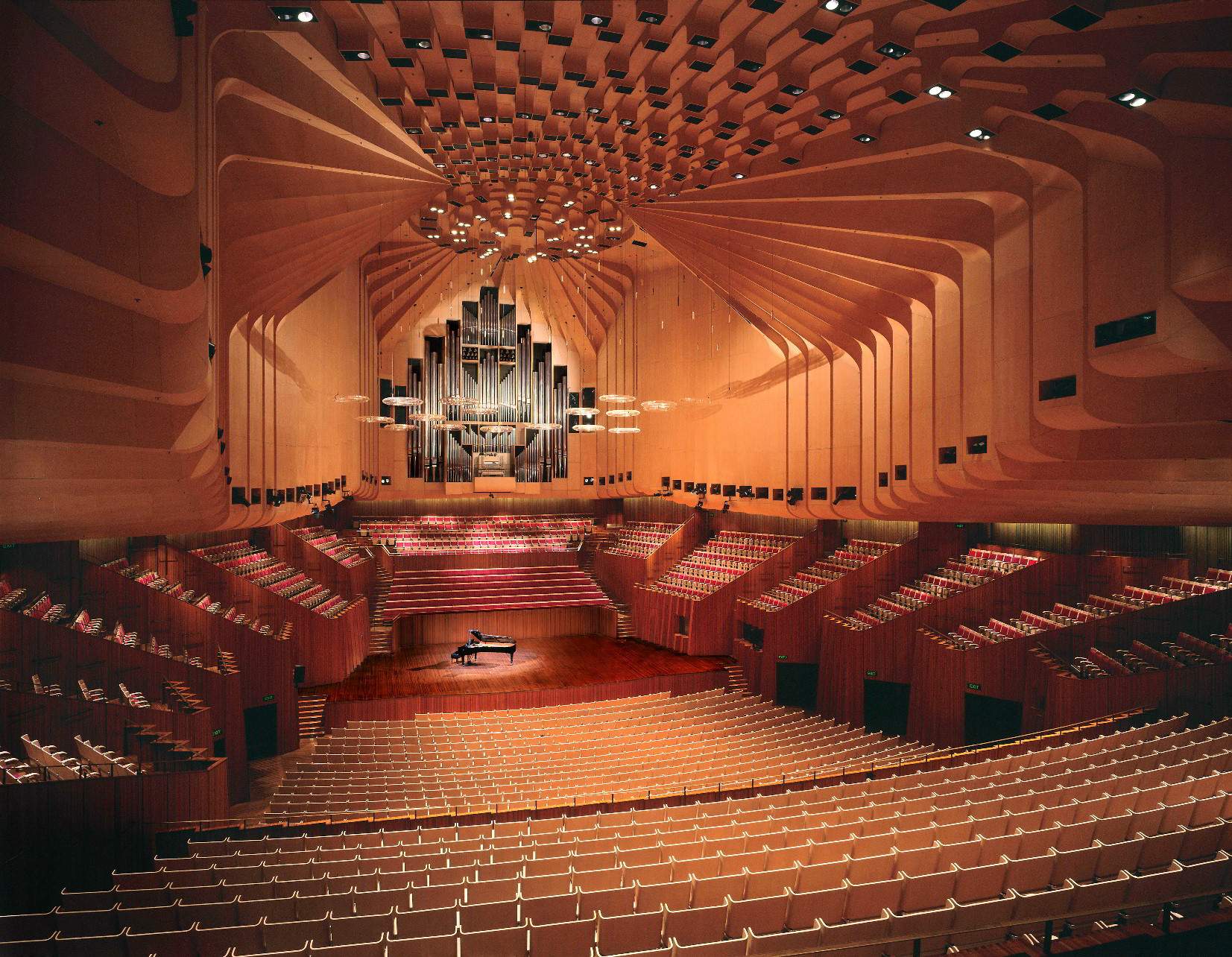 Какие есть концертные залы. Театр Сиднейский оперный театр. Сиднейский оперный театр Австралия внутри. Сидней театр оперы внутри. Сиднейский оперный театр зал.