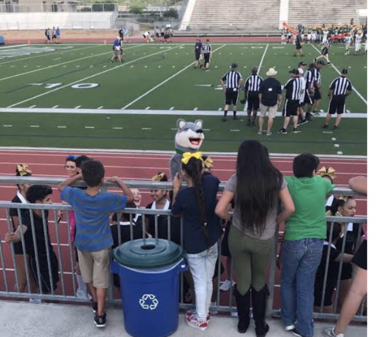 HolmesCheerALUM's tweet photo. Love when the kids line up for high fives and to get hugs... Just the beginning!!! #holmescheer-celebrities 😊 #futurecheerleaders https://t.co/Bqg5FQebkx