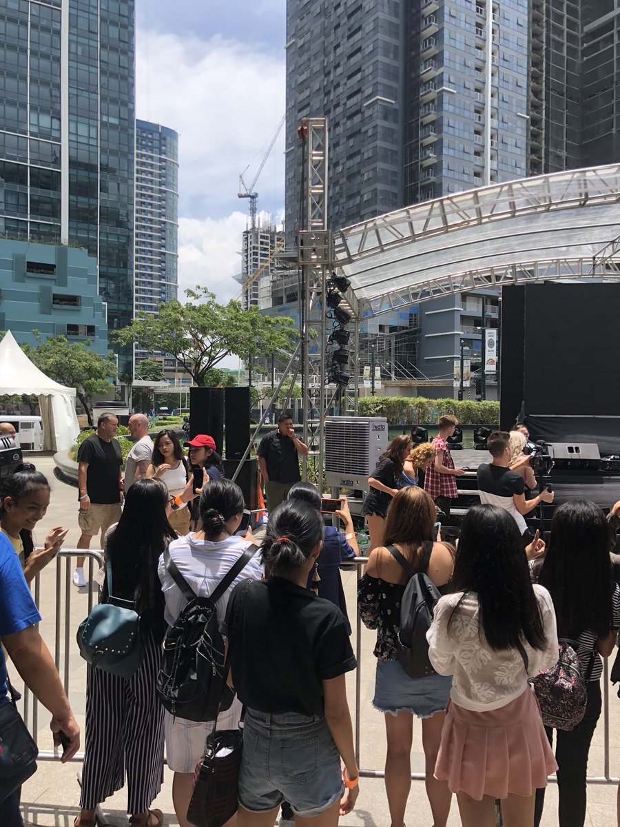 UMG_PH's tweet photo. Look who’s at the venue 😱😅 Early fans got to see HRVY at Uptown Mall BGC. #HRVYinMNL RT if you’re going tonight. https://t.co/I48X3NZpr1