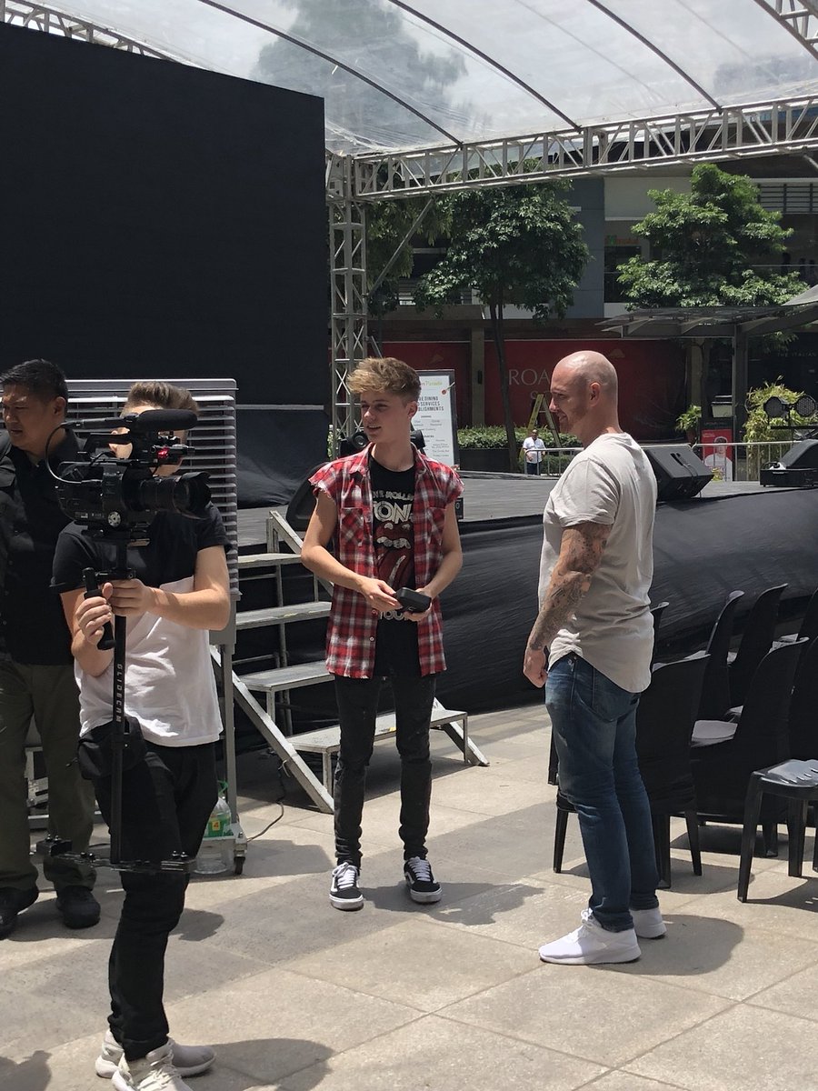 UMG_PH's tweet photo. Look who’s at the venue 😱😅 Early fans got to see HRVY at Uptown Mall BGC. #HRVYinMNL RT if you’re going tonight. https://t.co/I48X3NZpr1