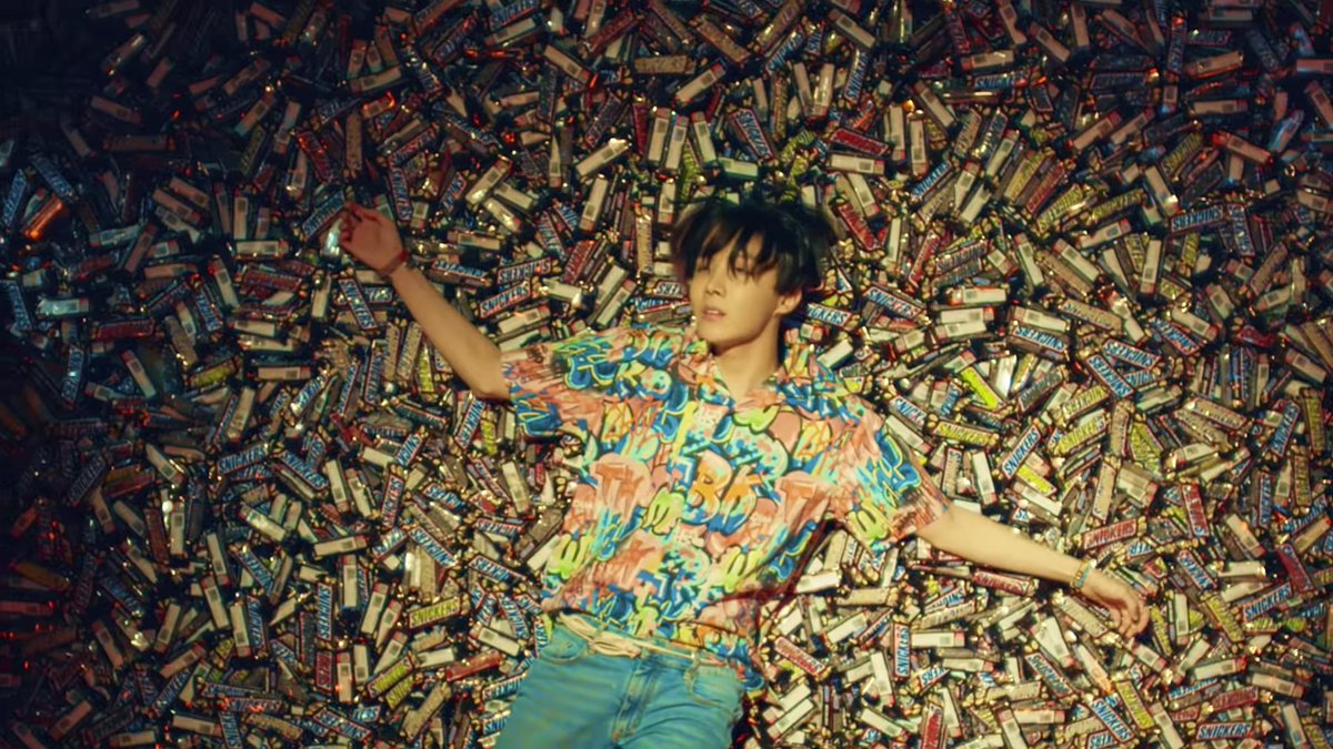 rapmakgae's tweet photo. When you go to the rich houses for halloween...
#BTSARMY #FakeLove #BTSComebackDay #Halloween https://t.co/pptTYmZds6