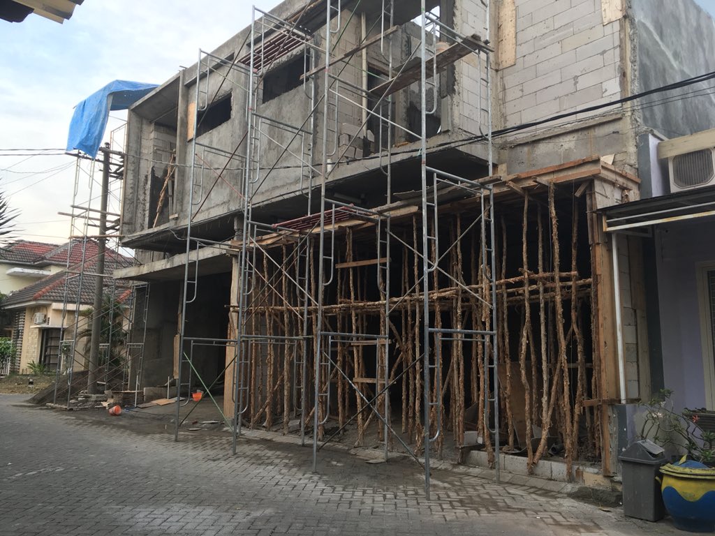 yudianest's tweet photo. @satpolppsby Pembangunan 2 rumah di Jl.Kendangsari YKP 3 no.20 Surabaya tanpa memperhatikan garis sepadan, sehingga langsung kontak dg jalan dan menyinggung kabel listrik dan kabel telkom. https://t.co/NvcRvIbN2D