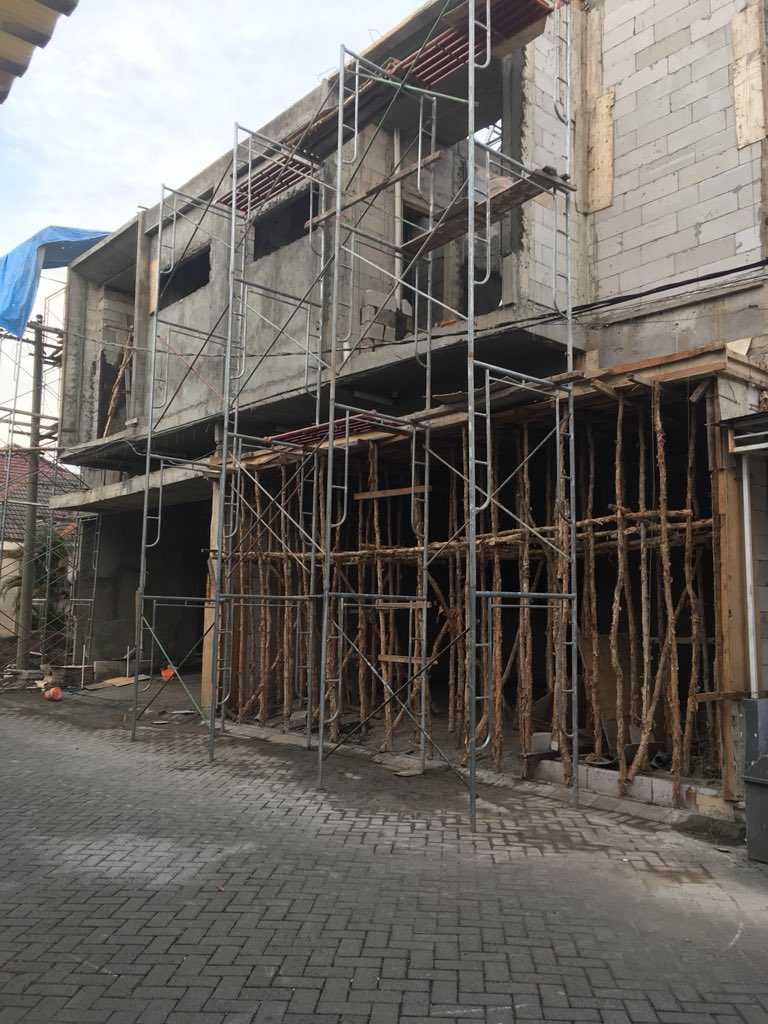 yudianest's tweet photo. @satpolppsby Pembangunan 2 rumah di Jl.Kendangsari YKP 3 no.20 Surabaya tanpa memperhatikan garis sepadan, sehingga langsung kontak dg jalan dan menyinggung kabel listrik dan kabel telkom. https://t.co/NvcRvIbN2D