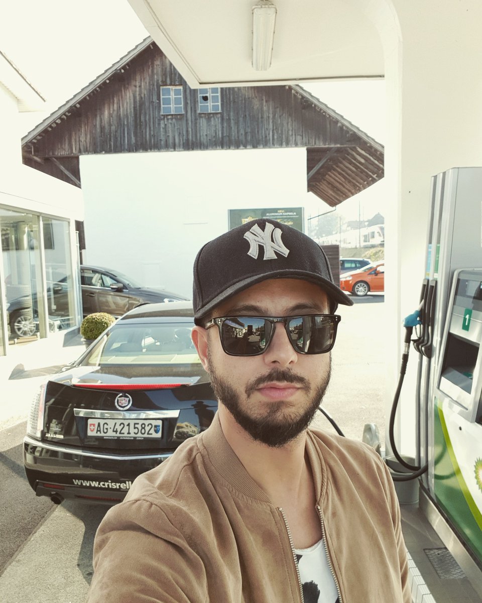 CrisRellah's tweet photo. Earlybird 😴
Happy weekend everyone ✌👍
#weekend #early #earlybird #work #fuell #gasoline #onmyway #openday #sunglasses #cap #jacket #fashion #car #cadillac #crisrellah #singer #songwriter #singersongwriter #musician #artist #swiss #switzerland https://t.co/E5DtridFOc
