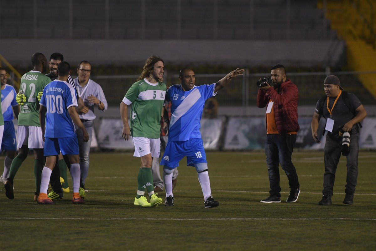 noel_solis's tweet photo. Dos grandes en este combo, Juan Carlos el "pin" Plata y @Carles5puyol al terminar el juego de las estrellas extranjeras ante exestrellas de Liga Nacional en la #CopaCementosProgreso https://t.co/8BdRxUQmL1