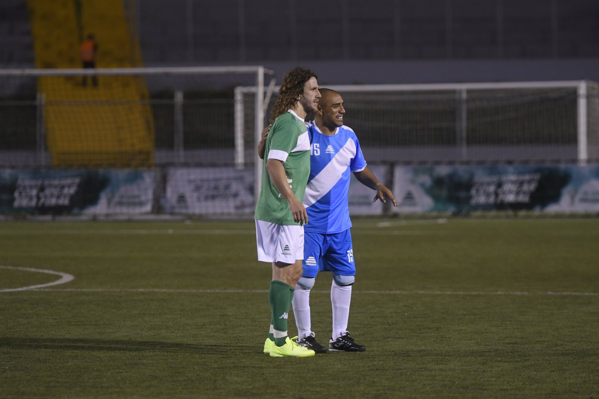 OCoronado_EUD's tweet photo. Uno de los momentos más emotivos de la tercera #CopaCementosProgreso fue cuando @Carles5puyol y Juan Carlos "el Pin" Plata, se despidieron al final del partido https://t.co/W7dzcNlreH | Fotos: @OSolis_DP https://t.co/nPDSTS1g7M