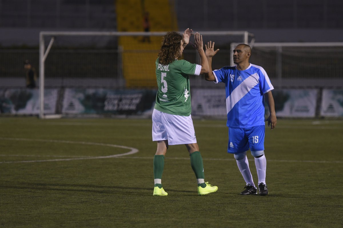 ReinaDamian's tweet photo. Uno de los momentos más emotivos de la tercera #CopaCementosProgreso fue cuando @Carles5puyol y Juan Carlos "el Pin" Plata, se despidieron al final del partido https://t.co/rjarvoc035 | Fotos: @OSolis_DP https://t.co/CdpkusoJI8