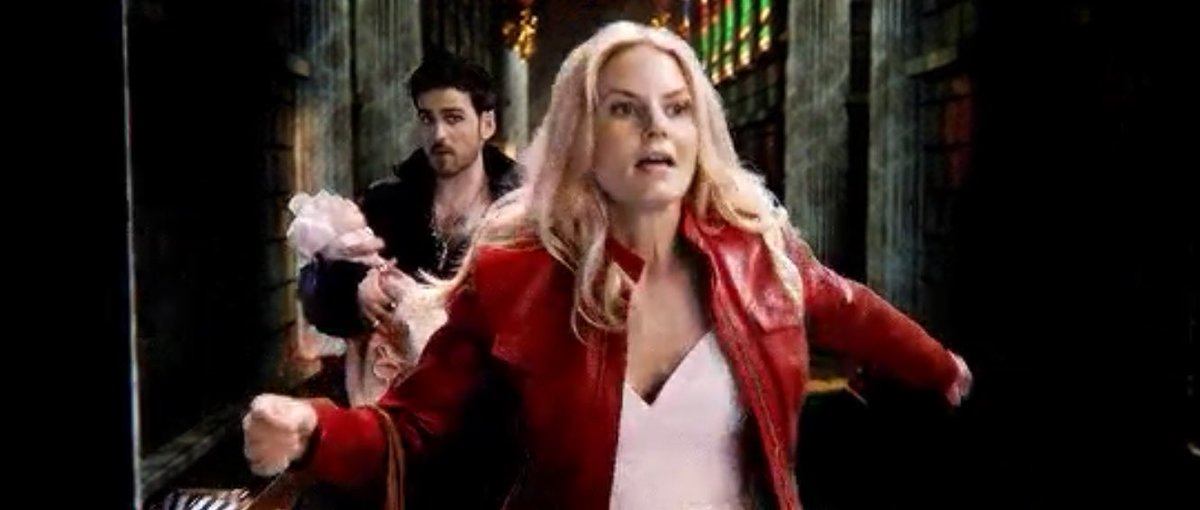 emmaitsyou's tweet photo. My profile pic is my new favorite thing... hahhahah look at Killian in the background he’s like #WhyDidIMarryThisWoman #ThisIsSoEmbarassing
#OnceUponATime https://t.co/R4r92RKYNp