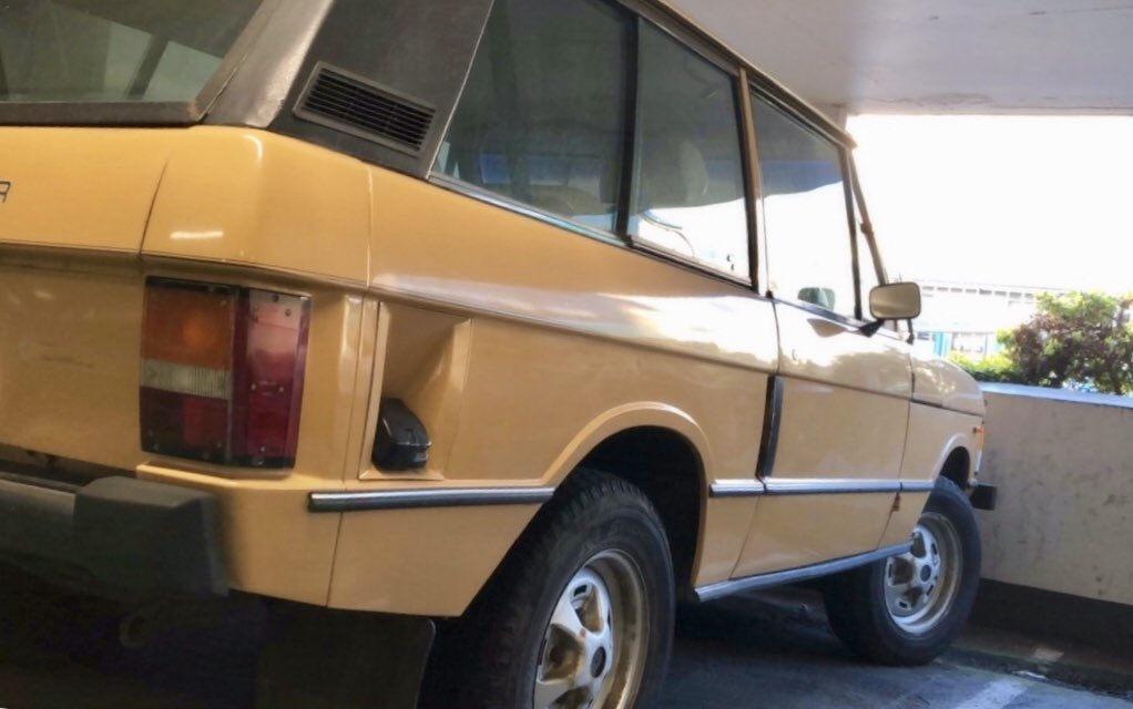 EngineRoomShow's tweet image. Some seriously retro colour on show in @DublinAirport this morning.