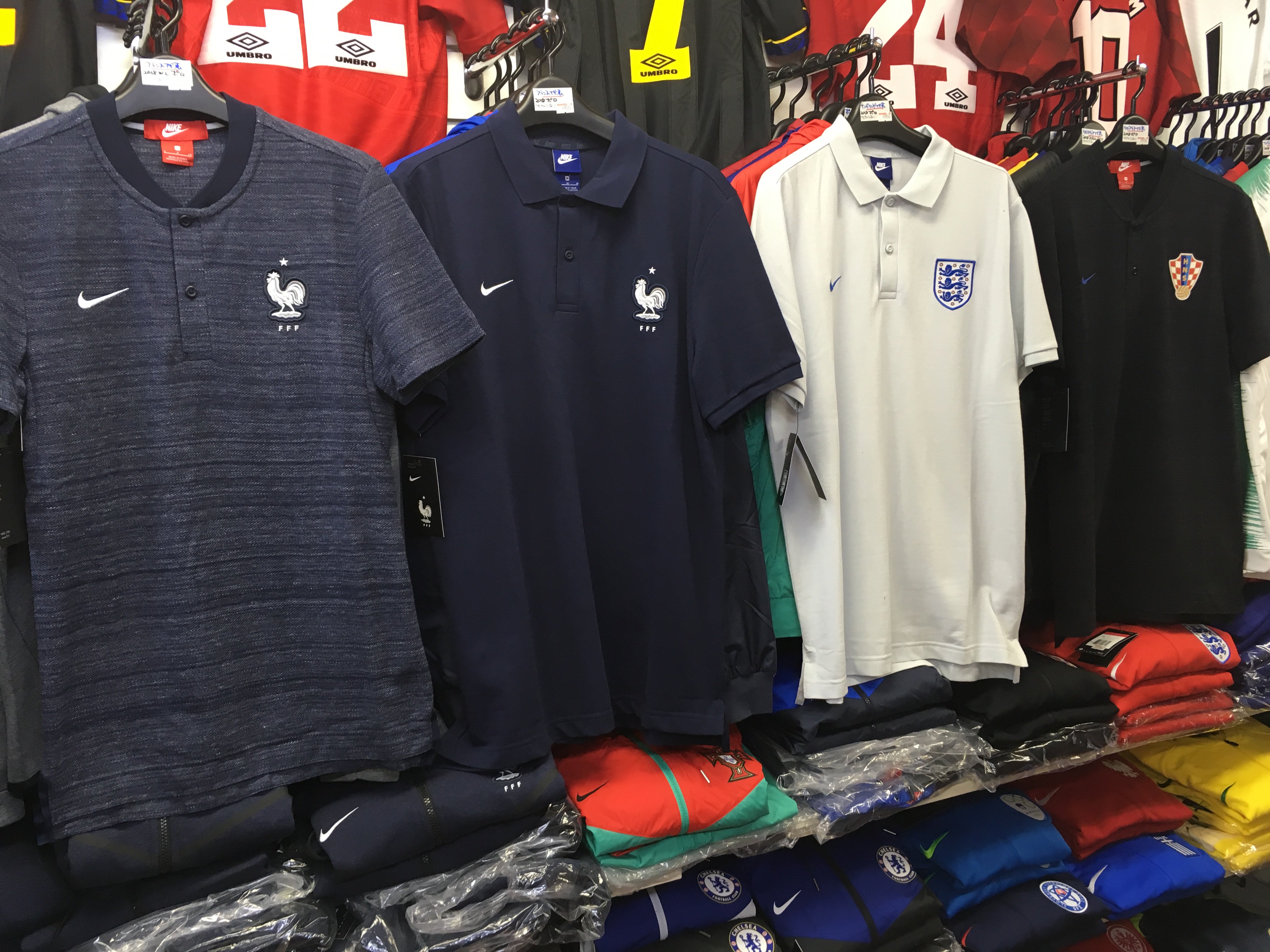 サッカーショップfcfa 実店舗open Nike 18ロシアw杯 各国代表ウェア続々入荷 選手や 監督が移動時や 会見時に着用するポロ入荷です フランス代表 イングランド代表 クロアチア代表 この夏大活躍の予感 フランス代表 イングランド