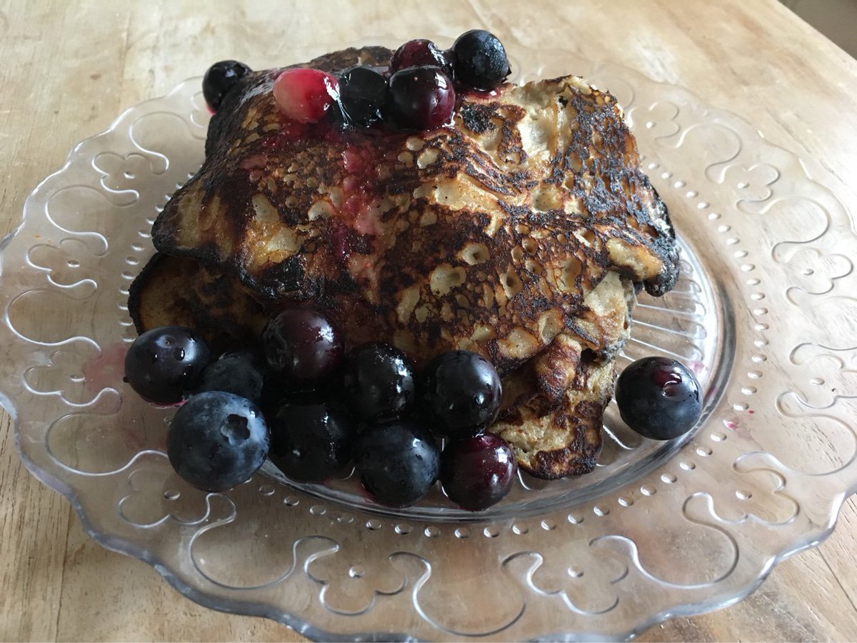 Goedemorgen! Bananenpannekoeken met blauwe bessen, heerlijk weekend ontbijtje. #chicascooking