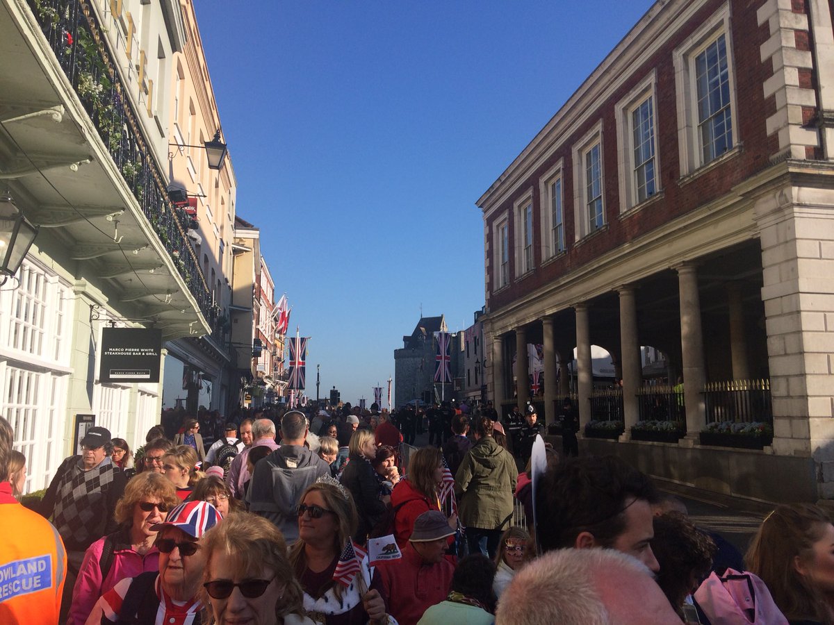 The Sun is shining and Windsor is ready and waiting 🇬🇧☀️ #RoyalWedding #HarryandMeghan #Windsor #RoyalFamily #VisitWindsor