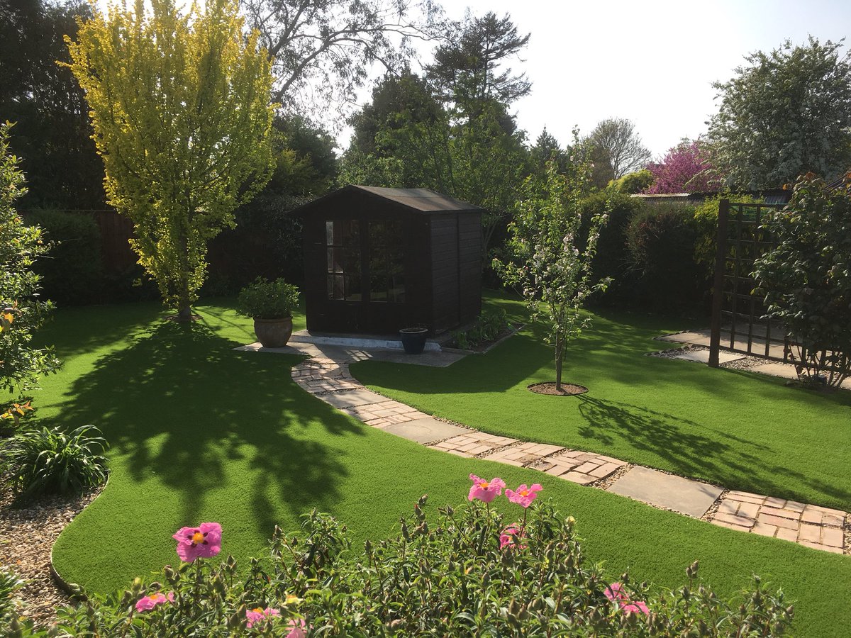 artigrassltd's tweet photo. This has to be #ArtificialGrass at its best, stunning transformation, just look at them lovely curves.
#ArtificialGrass #everedge #garden #curves #suffolk #norfolk #essex https://t.co/TW2LvBQIul