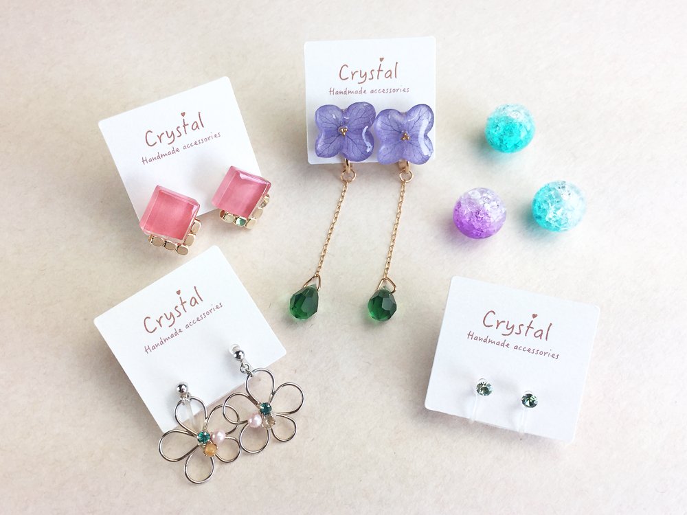 株式会社サカエマーク 公式 ペルーラという紙にアストルtという紙を合紙をして 厚みは約0 6mmの厚紙に加工した イヤリング台紙です シンプルなデザインなので商品をより引き立たせてくれます T Co Ymco5r22pt サカエマーク 印刷 事例紹介