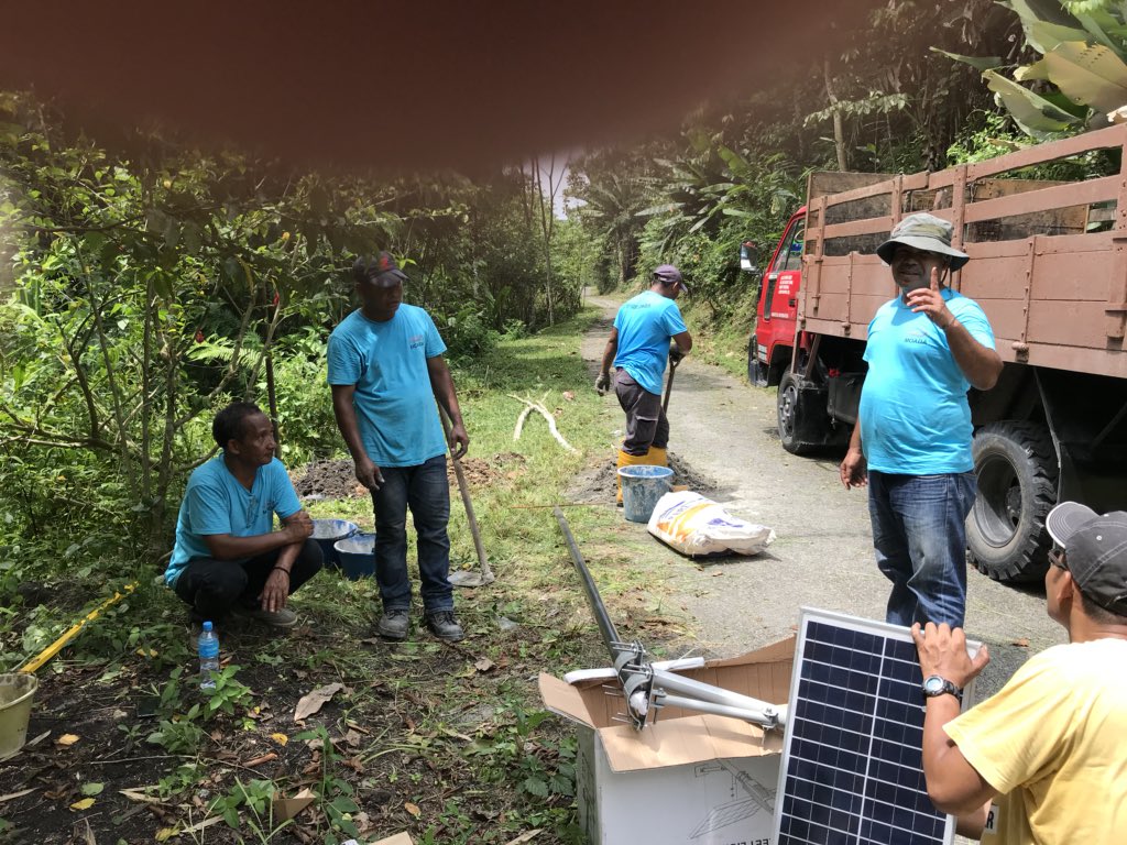 bobmanolan's tweet image. Pasang lampu solar di Kg Orang Asli Sg. Relang, Gombak. Program Teknologi Bumi Hijau. @elizabethwong @AzminAli #moada