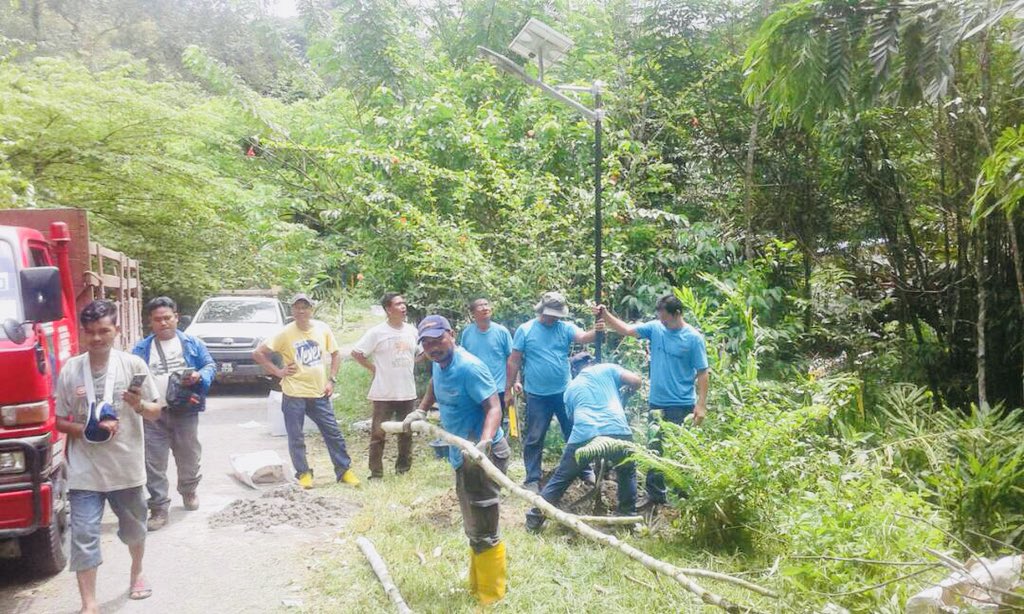 bobmanolan's tweet image. Pasang lampu solar di Kg Orang Asli Sg. Relang, Gombak. Program Teknologi Bumi Hijau. @elizabethwong @AzminAli #moada