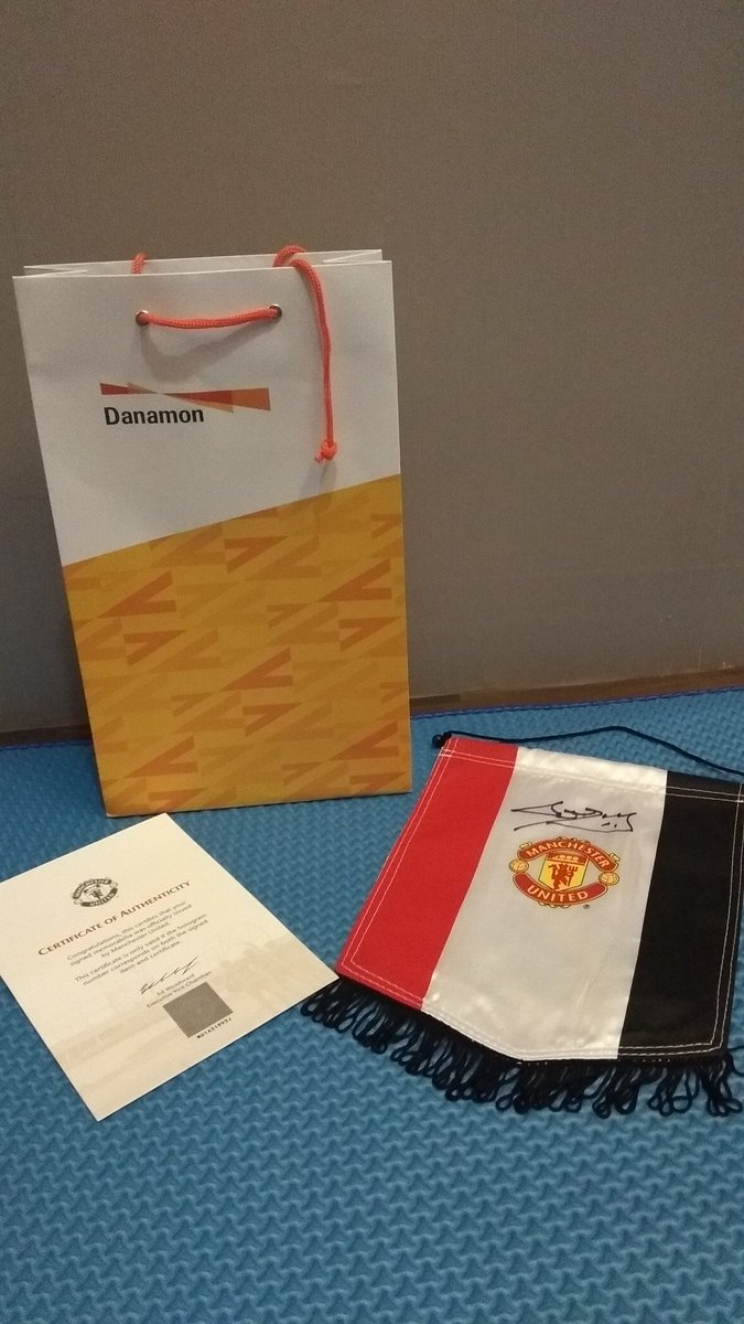 Kevin_Anggie's tweet photo. Alhamdulillah bulan penuh berkah, Terima kasih @danamon atas hadiahnya, sering-sering yes😜🙏

#mydanamon #danamon #bankdanamon #Saatnyakeoldtrafford #manchesterunited #mufc #mufcfans #mufcfanpics #signedpennant #originalsignedpennant #daviddegea #degea https://t.co/Ay0aMuzBsE