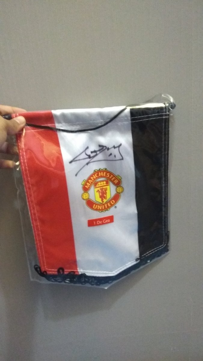Kevin_Anggie's tweet photo. Alhamdulillah bulan penuh berkah, Terima kasih @danamon atas hadiahnya, sering-sering yes😜🙏

#mydanamon #danamon #bankdanamon #Saatnyakeoldtrafford #manchesterunited #mufc #mufcfans #mufcfanpics #signedpennant #originalsignedpennant #daviddegea #degea https://t.co/Ay0aMuzBsE