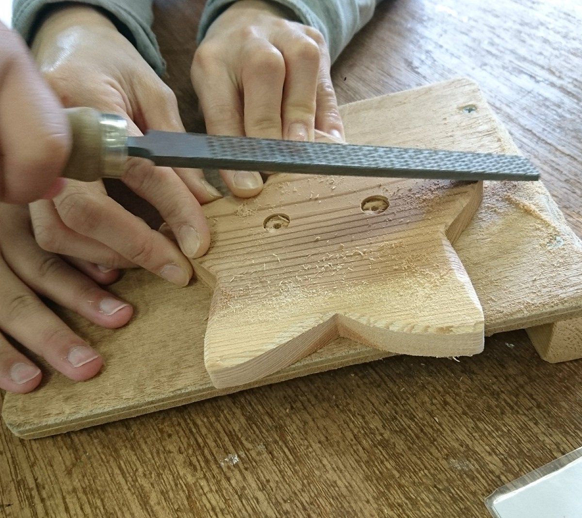 放課後等デイサービス フレンズ V Twitter 今日はみんなで 比良げんき村 へ行きました お弁当を食べて元気いっぱい遊んだ後は 焼き杉工作 みんな一生懸命頑張ってました それぞれ素敵な作品になりましたよ 放課後等デイサービス フレンズ