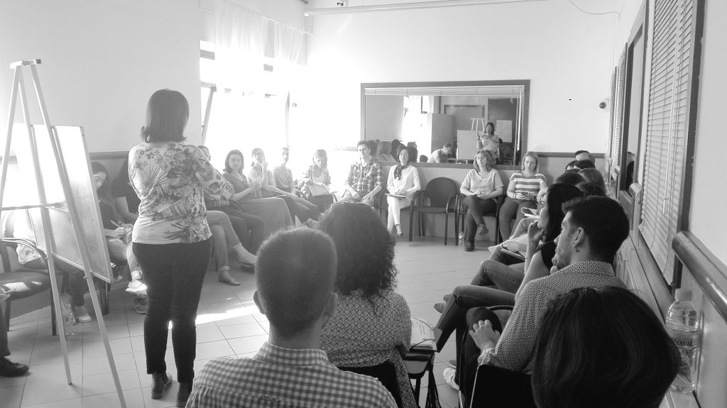 MasterGrupos's tweet photo. Buenos días desde curso experto #Liderazgo de @MasterGrupos @FacPsicoUB @Lab_Psic_Soc con María Palacín inyectando energía al grupo "Muévete" https://t.co/dlSbBWyIra