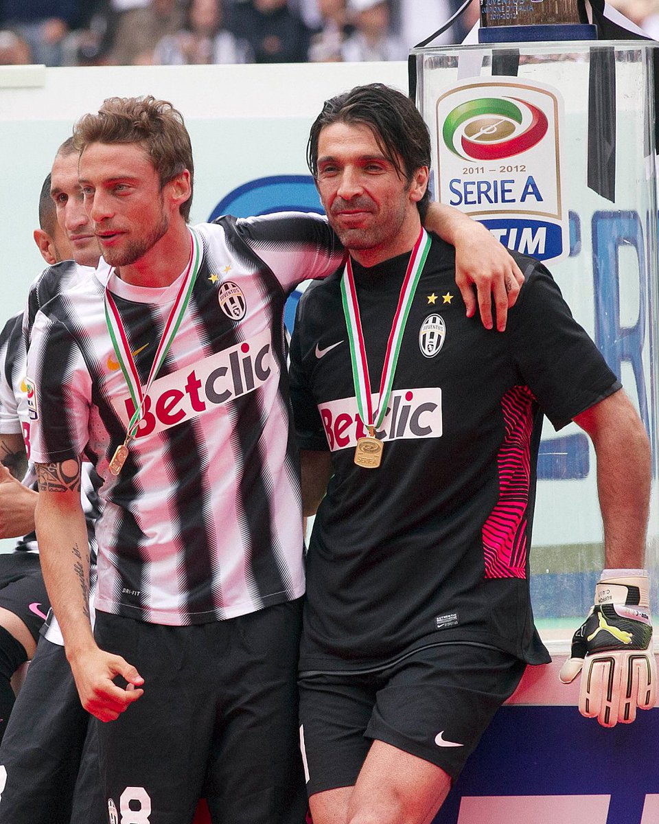 ClaMarchisio8's tweet photo. Caro Gigi,
Si è appena conclusa l’ennesima replica della tua conferenza stampa, niente da fare, sempre lo stesso finale…
Il modo in cui hai amato i nostri colori rimarrà fonte di ispirazioni per intere generazioni.
#UN1CO #Buffon https://t.co/2rKbf5dXLs