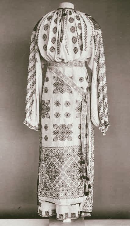 Textiles and Fashion Collection @Victoriaandalbe - Romanian traditional costume (1875-1899). #victoriaandalbert #InternationalMuseumsDay #lablouseroumaine