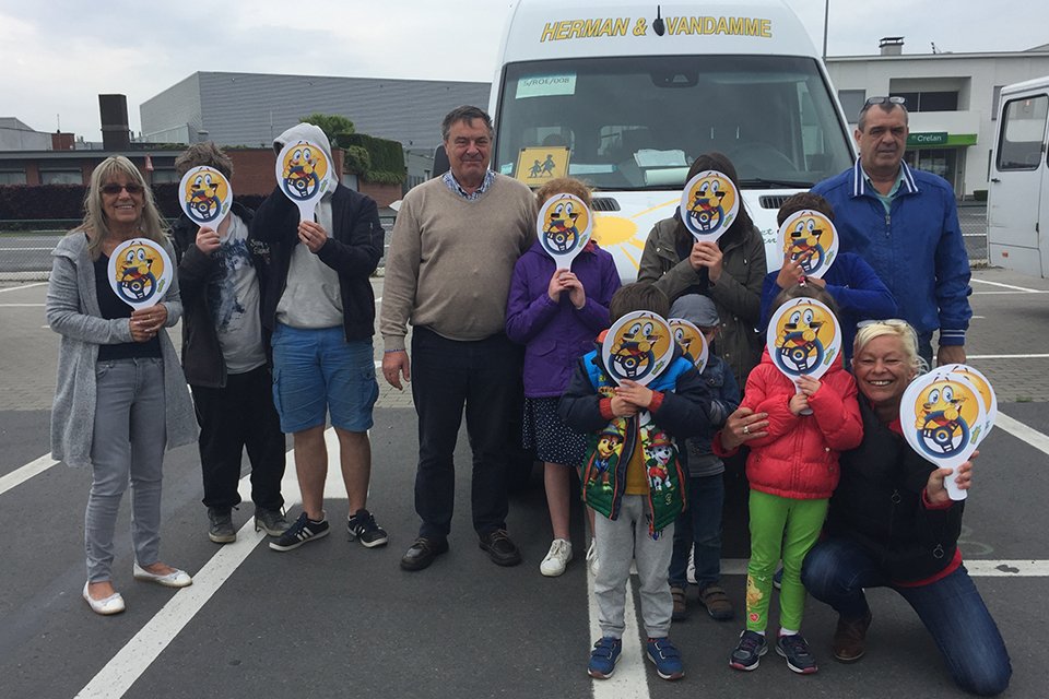 Woensdag was het MOBY-dag! 🌺 Op de vaste overstapplaats aan de REO-veiling in Roeselare zetten 26 buschauffeurs en hun begeleiders zowat 600 leerlingen uit zes scholen voor buitengewoon onderwijs in de bloemetjes. #MOBY-dag #Herman&amp;Vandamme #Roeselare