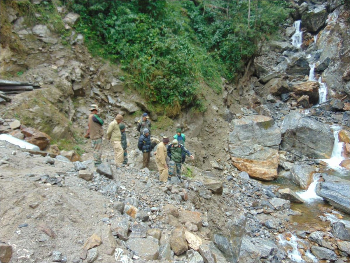 adgpi's tweet photo. True to its Motto 'Shramena Sarvam Sadhyam’ (everything is possible with hard work) #BRTF under aegis of Project Arunank completed extention of road connectivity upto last Indian village in the Indo-China border in  Subansiri district of #ArunachalPradesh https://t.co/683BHi7QgC