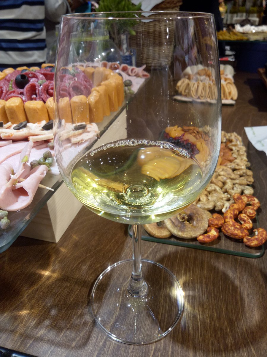 anahitairani1's tweet photo. These wines from New Zealand were truly impressive. My favourite was the Riesling, beautiful citricy flavor that surprised my palate in every sip. Pairing it  with cheese was the best choice.  #LaCaveNaturesBasket
 @lacaveindia @NaturesBasket https://t.co/kco7EdZlHr